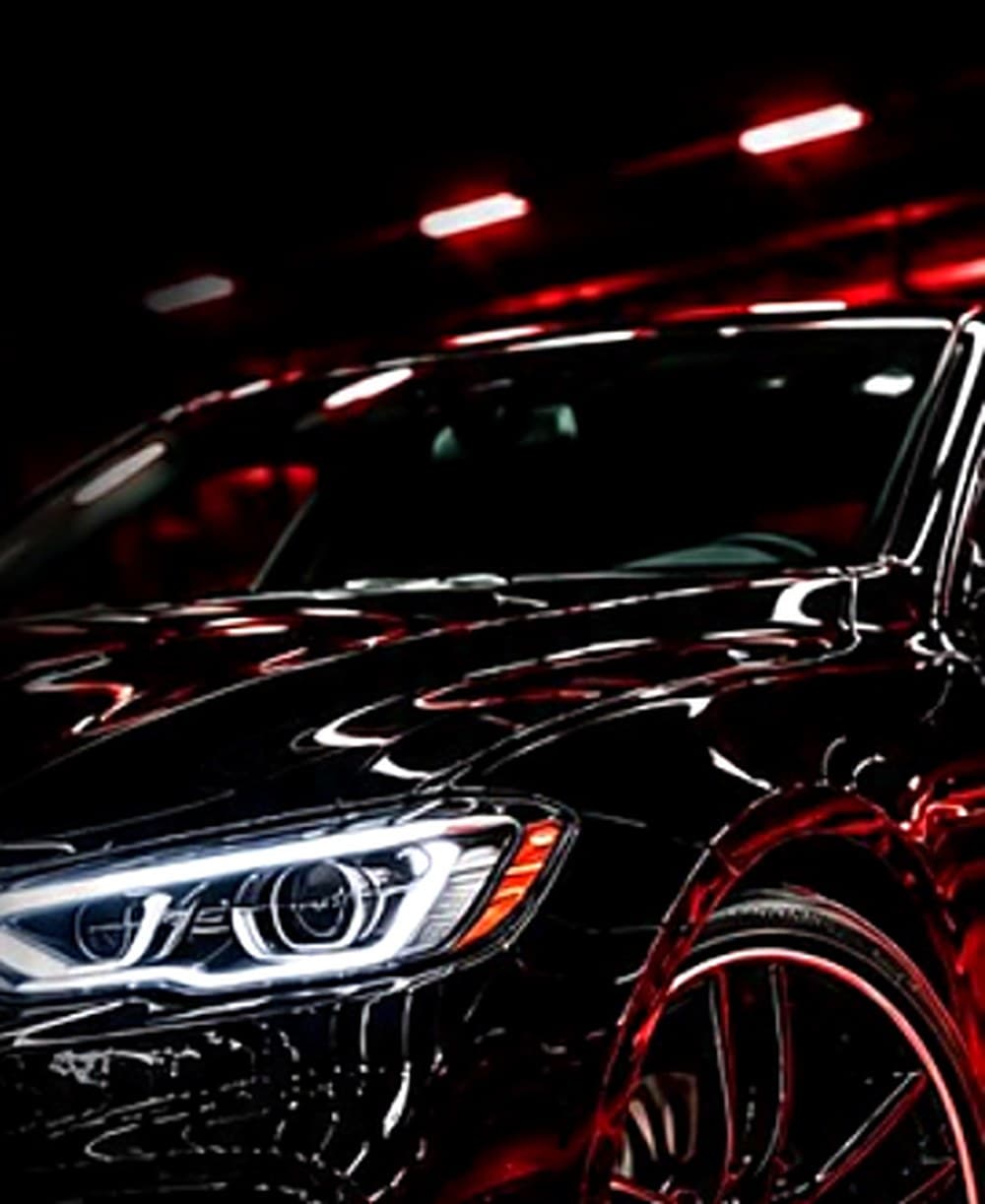 Dos automóviles deportivos, uno negro y uno rojo, con la pintura pulida y brillante